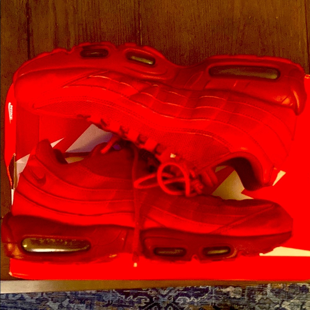 Nike Air Max in Bold Red
Air max 95 
Good condition